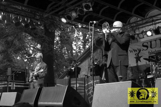 Dr. Ring Ding (D) with Soulfood International 10. This Is Ska Festival - Wasserburg, Rosslau 24. Juni 2006 (3).jpg
